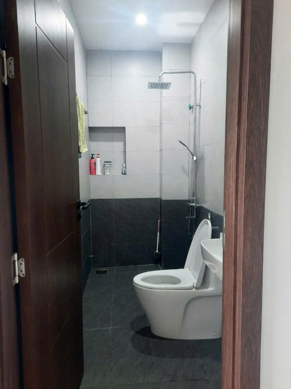 LVCC- cho thuê Nhà mới 3 tầng 4 phòng ngủ 4 WC