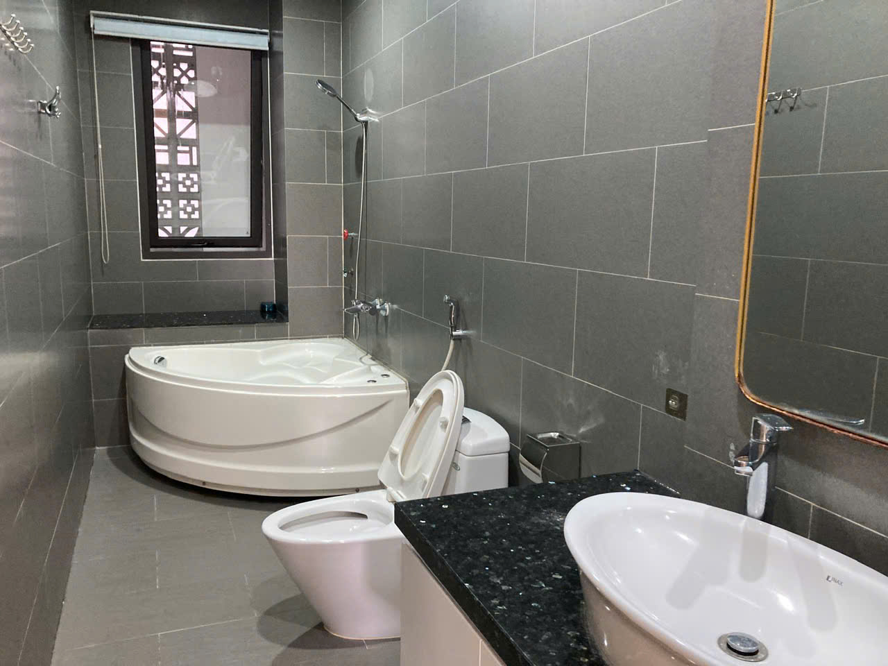 Q | CHO THUÊ NHÀ MẶT TIỀN NAM VIỆT Á – 4 PHÒNG NGỦ